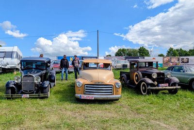 Autos aller Epochen präsentieren sich in Zug bei Freiberg.
