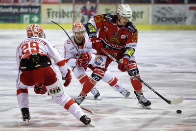 Thomas Reichel (im roten Trikot) sorgte am Freitagabend in Kaufbeuren für die frühe Führung der Eispiraten. Das Foto entstand beim 3:2-Heimsieg am Dienstagabend gegen Bad Nauheim.