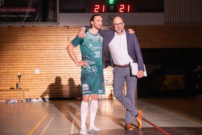 HSG-Manager Stefan Lange (r.) zusammen mit Kapitän Adrian Kammlodt, der beim letzten Heimspiel verabschiedet wurde.