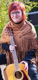 Gudrun Lange, wie ihre Fans sie kennen: im Garten ihres Hauses in Augustusburg. 