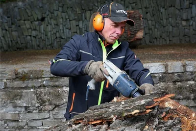 Eine Stele, die die Stadtentwicklung thematisiert, wird von Robby Schubert gestaltet. 