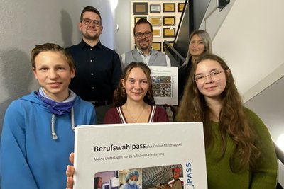Sind jetzt Berufswahlpass-Inhaber: Marie Kraus (rechts), Clarissa Walther und Jonathan Bollmann.