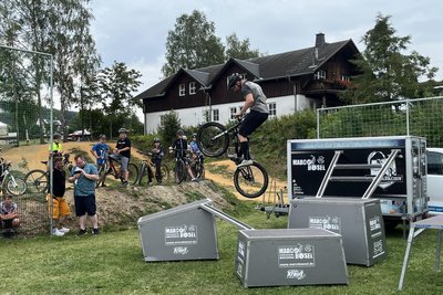 Zur Eröffnung des Fahrradparcours gab es eine Trialshow des sechsfachen Weltmeisters Marco Hösel.