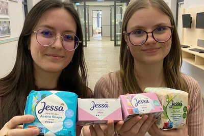 Freuten sich im Februar bei einem Sponsoren-Termin: die Schülerinnen Heidi Röder (links) und Lina Szameitat. Damals gab‘s die erste Lieferung von Hygieneprodukten, die der örtliche DM-Drogeriemarkt dem Gymnasium kostenlos zur Verfügung stellt.