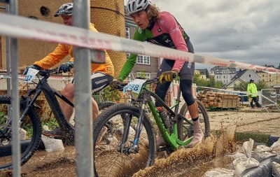 Höhepunkt der Limbacher Straßenschlacht war das "Wings for Life"-Rennen, eine Benefizaktion für die gleichnamige Stiftung der Rückenmarksforschung. Sieger des Rennens war Anton Albrecht vom Team "Fit4Steinbikes". Hier rast der Radsportler durch die schlammige Pfütze. 