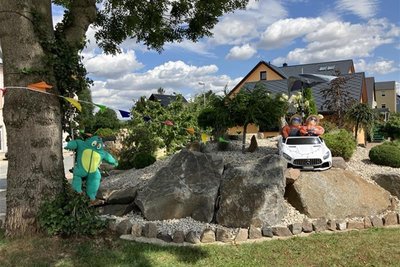 Im weißen Cabrio haben sich diese zwei Gesellen offenbar auf einem Felsen festgefahren. Und ist vorn links etwa ein Außerirdischer?