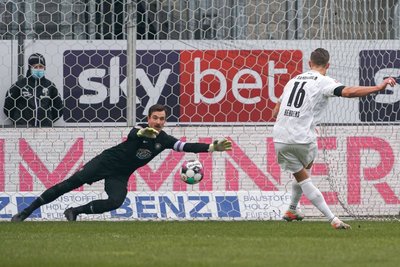 Martin Männel pariert einen Elfmeter - hier beim Ligaspiel in der vergangenen Saison in Sandhausen.