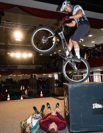 Der Trial-Weltmeister Hannes Herrmann gewährte in der Limbacher Stadthalle spektakuläre Einblicke in sein Können. 
