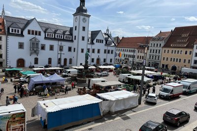Der Freiberger Wochenmarkt (Archivfoto) hat seit wenigen Tagen wieder seine gewohnte Größe.