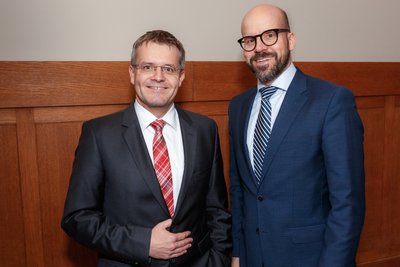 Michael Erfurt, Geschäftsleiter für Firmenkunden in Sachsen und Frank Binz, Geschäftsleiter für Privatkunden im Marktgebiet.