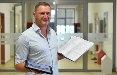 Vize-Direx David Kirsch zeigt den Unterschied: Die Oberschule "Clara Zetkin" setzt statt des Klassenbuchs ein Computerprogramm ein. 