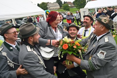 Jeanette Heimpold ist 31. Schützenkönigin. Helmut Loose hält die Blumen bereit.