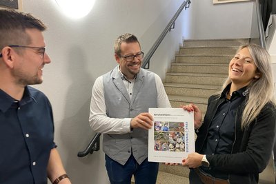 Lockerer Fototermin für das gymnasiale Social Media. Mit Sandra Vocke vom Trafobau Neumark, Beratungslehrer Markus Höra (links), Schulleiter Christian Reinsch – und natürlich den bereits im Unterricht eingesetzten Berufswahlpässen.