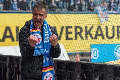 Gefühlsausbruch nach Bierdusche: Hansa-Trainer Jens Härtel. 