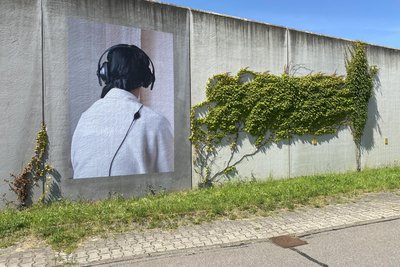 Nur eine Insassin ließ sich von hinten fotografieren. Der Kopfhörer ist ihr wichtig, um ein Stück Privatsphäre zu haben.