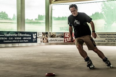 Martin Dlouhý testet die neue Bahn an der Sportwelt Preußler in Seiffen.