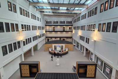 So wurde der Anmeldebereich im Atrium des 4. Obergeschosses eingerichtet.