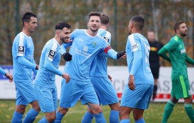Matti Langer jubelt mit seiner Mannschaft nach dem 1:0 für Chemnitz.