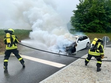 Bei Schneeberg ist ein Pkw in Brand geraten. Er konnte noch rechtzeitig von der B 93 abfahren. 