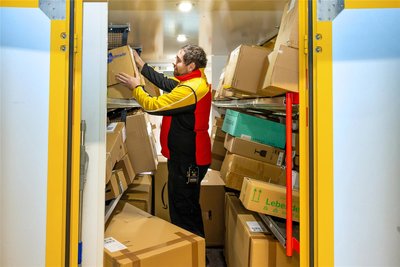 Fertig für die Tour in Dresden: Arvid Richter verstaut die Pakete im Transporter.