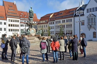 Auf Spurensuche nach früherem jüdischen Leben waren Teilnehmer eines von Matthias Lessig geführten Stadtrundgangs. Der dem Markgrafen Otto gewidmete Brunnen war ein Haltepunkt.