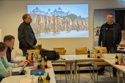 Kai Winkler (r.) und Arndt Hecker von der Chemnitzer Sportförderungs- und Marketinggesellschaft stießen mit der Vorstellung des Festivalprojekts im Oberwiesenthaler Stadtrat auf offene Ohren.