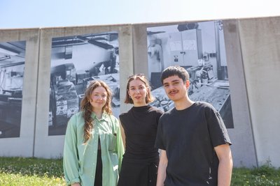 Luisa Hörning, Marleen Kölmel und Tarek Rishmawi (von links) sind die Studierenden der Bauhaus-Universität Weimar, die die Insassinnen der JVA trafen und mit ihnen die Einrichtung und ihre Abläufe kennenlernten.