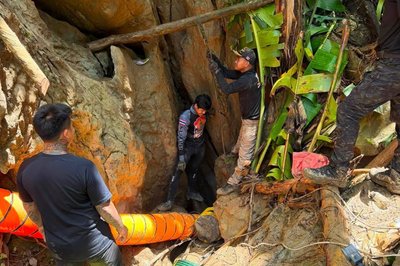 Der Zugang zu der Höhle ist extrem eng. 
