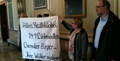 Mitglieder des Fördervereins der Stadtbibliothek machten vor der Stadtratssitzung noch einmal auf ihr Anliegen aufmerksam. 