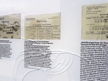 Unbekannte haben drei der vier Glaswände am Gedenkort für politische Gefangene am früheren Gefängnis auf dem Chemnitzer Kaßberg beschädigt.