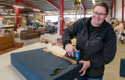 Dana Streblova bezieht in der Produktionshalle in Satzung eine Armlehne. Sie ist eine von vier ausländischen Angestellten, die für Posa am Erzgebirgskamm arbeiten.