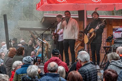 Der einstige Frontmann der Band "De Randfichten", Thomas Rups Unger, dessen Sohn Toni und der Hutzen Peter haben den Meiler entzündet. Anschließend sorgten sie für gute Stimmung und unterhielten die Besucher des Meilerfestes.