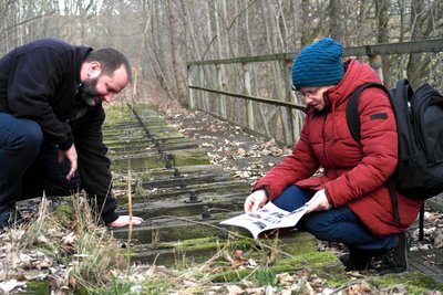 Erlaus Bürgermeister Peter Ahnert begutachtet mit einer Gemeinderätin die Brücke.