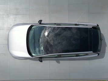 Das dimmbare Panoramadach sorgt im Innern des Volvo EX60 für ein luftiges Ambiente.