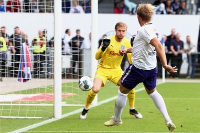 Schlitzohrig: Jan Hochscheidt überwindet Kiels Torhüter Dominik Reimann aus spitzem Winkel zur 1:0-Führung der Auer.