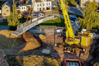 Rodewisch hat eine neue Fuß-Rad-Brücke erhalten: 26,5 Meter lang, 3,80 Meter breit, 38 Tonnen schwer. Am Dienstag wurde sie eingehoben.