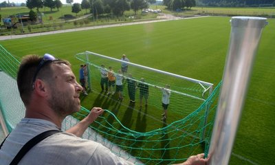 Tino Wolf und weitere Mitglieder des SV 08 Wildenau erledigen abschließende Arbeiten am neuen Sportplatz. Am Freitag, zum Auftakt der 600-Jahr-Feier von Wildenau, steigt dort das erste Spiel. Zur Platzweihe ist der Chemnitzer FC zu Gast, Anpfiff ist 18 Uhr.