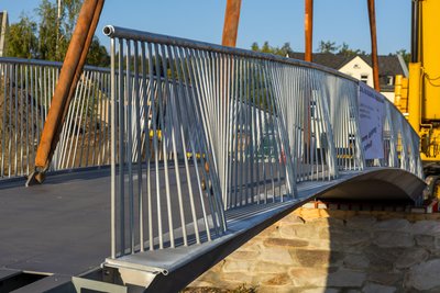 0815 ist diese Brücke mit dem wellenförmigen, ausgestellten Geländer nun wirklich nicht. Die Optik war ein Wunsch der Stadt.