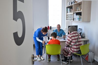 Kinderchirurg Jörg Leibiger und Schwester Lena Dehrbeck arbeiten seit Anfang der Woche in der „Neuen Praxiswelt“.