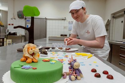 Sophie Gahler (19) hat den Landesausscheid des Wettbewerbs "Profis leisten was" im Konditorenhandwerk gewonnen. Nun tritt die Mitarbeiterin der Annaberger Backwaren beim Bundeswettbewerb an. Momentan übt sie dafür.