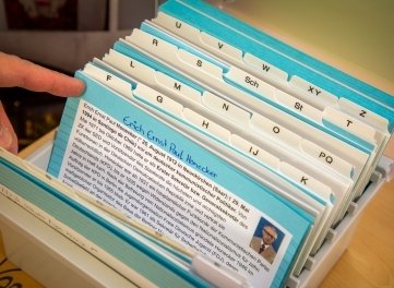 In diesem Karteikasten bündeln die Schüler ihr neues Wissen.