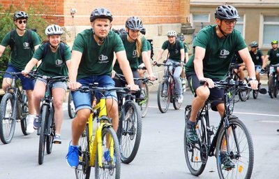 Zum Ende der Radtour Rostock-Warnemünde-Werdau rollten die Radler am Freitagfrüh auf dem Schulhof des Gymnasiums ein. 