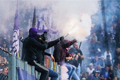 Vermummte Anhänger im Auer Block warfen vor Spielende Pyrotechnik auf das Feld und wollten den Platz stürmen. 