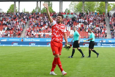 Davy Frick bei seiner Ehrunde im letzten Saisonheimspiel gegen Babelsberg. Der Zwickauer wird sich künftig weiter beim FSV einbringen.