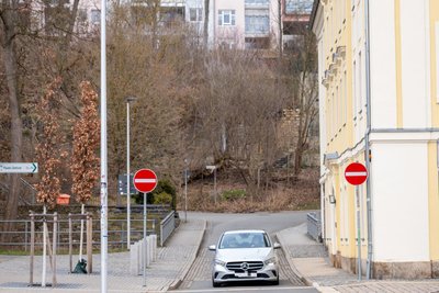 Einbahnstraße auf der Böhlerstraße: In Richtung Hofwiesenstraße wird die Einschränkung allerdings nicht aufgehoben, obwohl dies notwendig wäre.