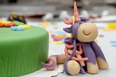 Figuren aus Marzipan gehören ebenfalls zu den Aufgaben. Dieses Einhorn entstand beim Üben für den Bundeswettbewerb.