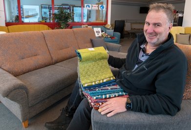 Posa-Geschäftsführer Thomas Mehnert präsentiert im Ausstellungsraum seiner Firma eine Auswahl der Stoffe. Neuerdings produziert das Unternehmen auch für ein weiteres eigenes Geschäft in Halle. 