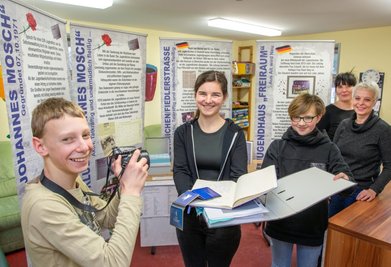 Die Oberschüler Yannik, Juliane und Amy mit den Schulsozialarbeiterinnen Diana Götz und Iris Eckardt (von links) vor den Ergebnissen ihrer gemeinsamen Spurensuche im Jugendhaus "Freiraum". 
