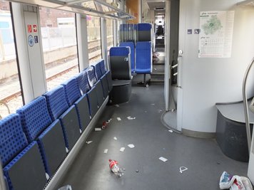 So hinterließen Fußballfans den Zug zwischen von Aue nach Chemnitz.