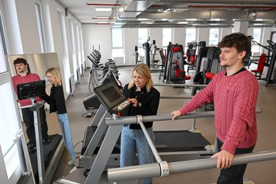 Poliklinik-Sprecherin Linda Erler und ihr Kollege Robin Künzel testen den neuen Therapieraum.